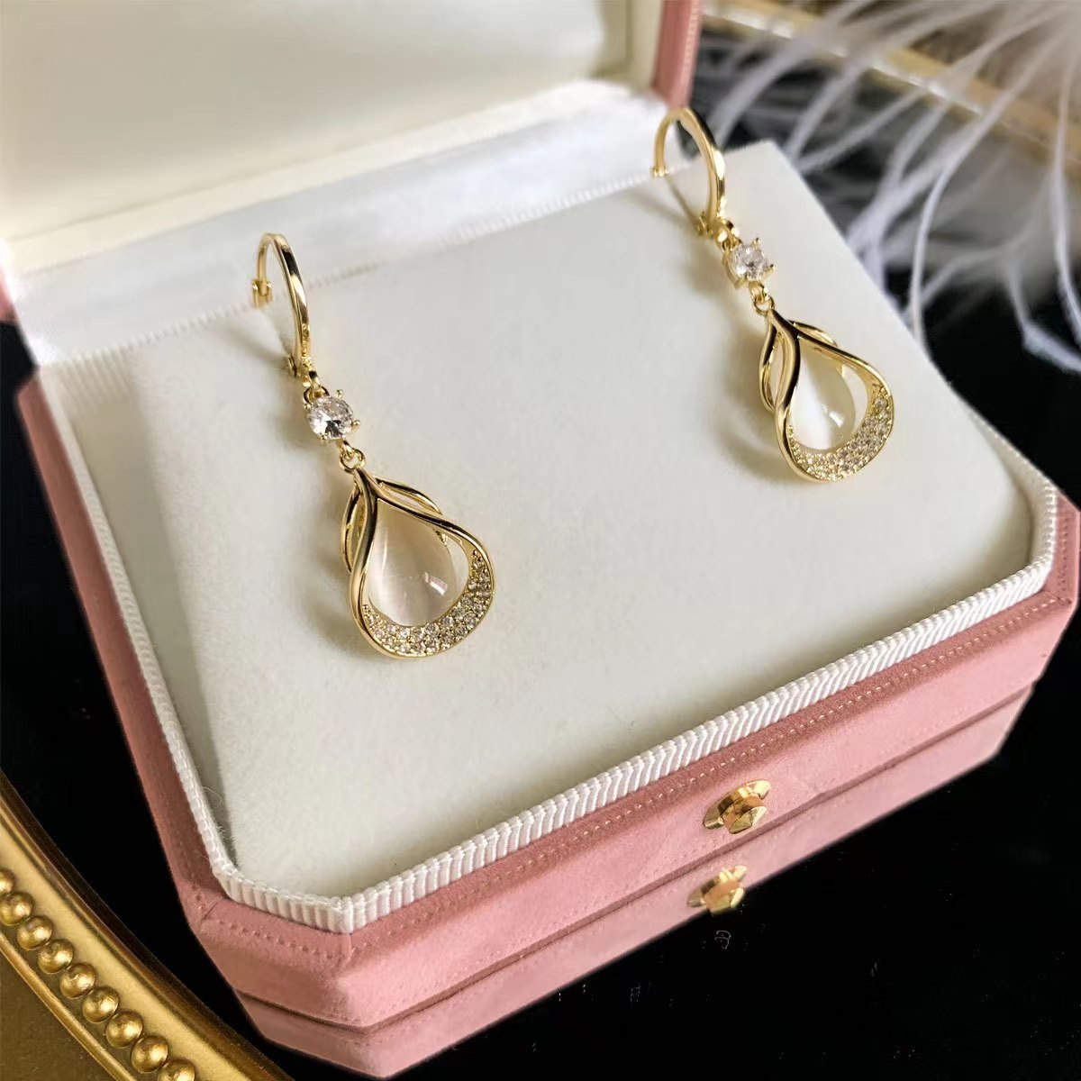 🔥Vânzare fierbinte🔥 2024 de cercei cu ochi de pisică geometrici, de lux, în stil nou, ușoare și de ultimă generație---3833823